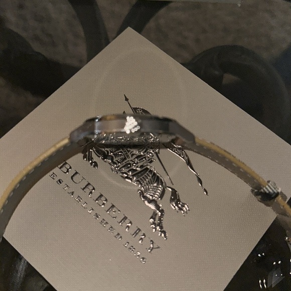 Burberry ❤️ Watch in Signature print on Leather Coated Canvas Strap. Pre❤️Loved - Picture 9 of 9